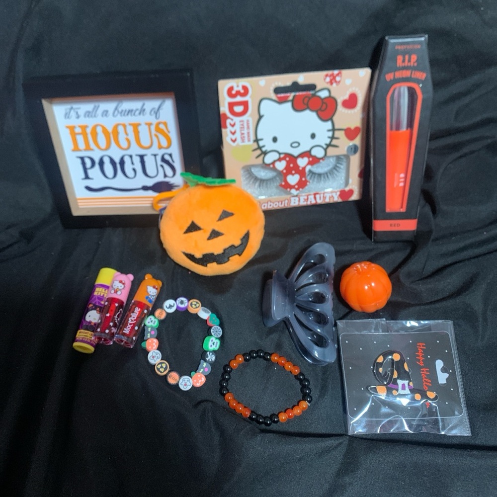 ‼️SOLD‼️Hello Kitty Halloween bundle